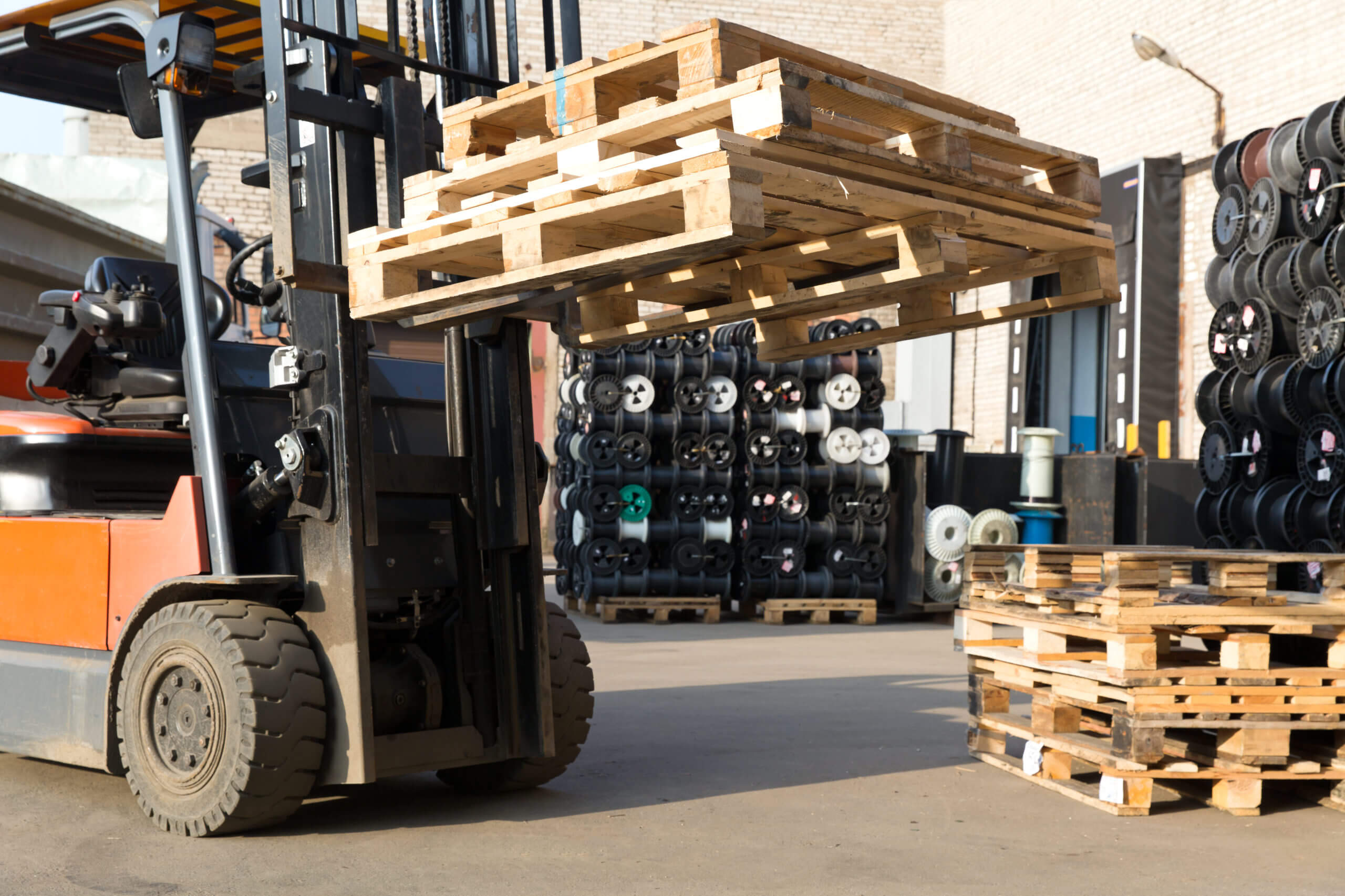 Warehouse lift truck batteries